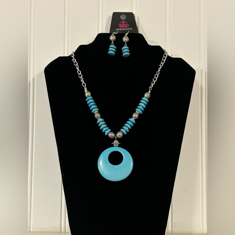 Paparazzi necklace - Oasis Goddess Blue. Warm turquoise with crackled finish NWT